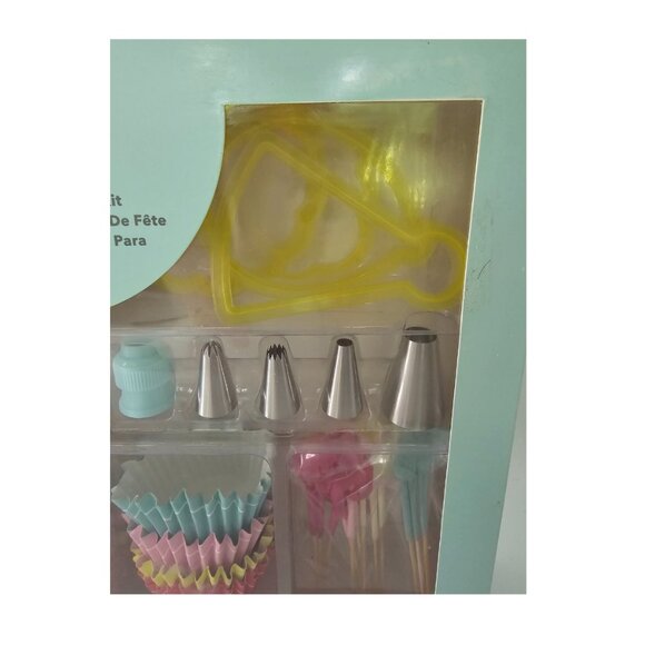 Cupcake Decorating Kit - 75 pieces - Picture 2 of 6